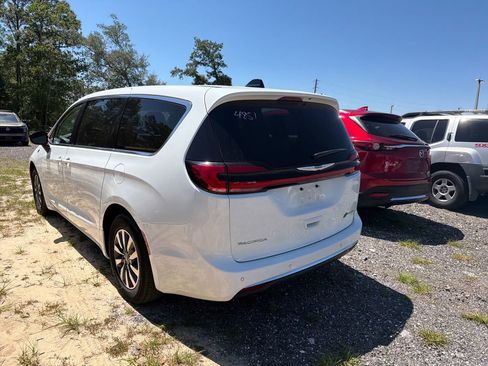 Used 2024 Chrysler Pacifica Limited FWD image 7
