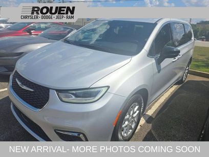 Used 2026 Chrysler Pacifica Select