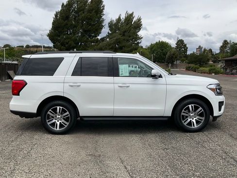 Used 2024 Ford Expedition XLT RWD image 7