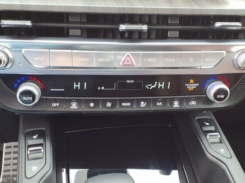 Used 2025 Kia Telluride SX w/ SX Captain's Chair Package image 18