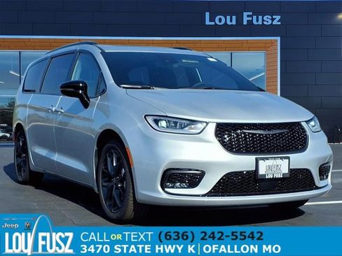 New 2026 Chrysler Pacifica Limited w/ S Appearance Package image 1