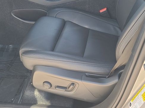 Used 2025 Volvo XC40 B5 Plus image 15