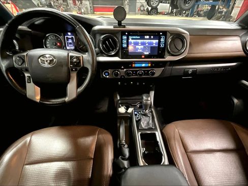 Used 2016 Toyota Tacoma Limited w/ Towing Package image 15