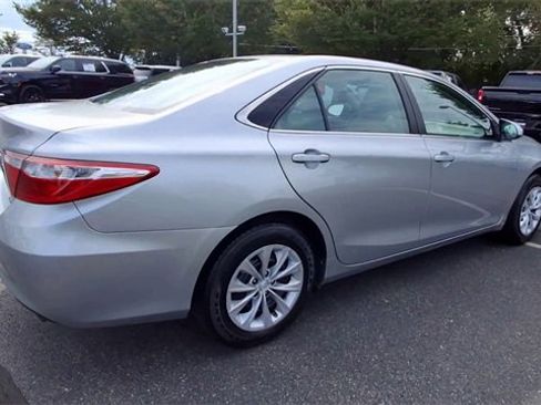 Used 2016 Toyota Camry image 8