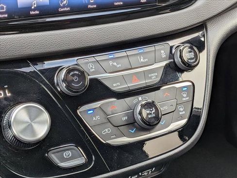 Used 2025 Chrysler Pacifica Select FWD image 14
