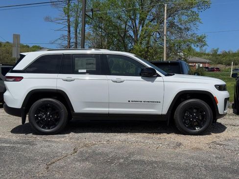 New 2026 Jeep Grand Cherokee Altitude AWD/4WD image 2
