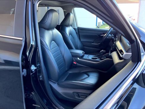 Used 2024 Toyota Highlander XLE image 9