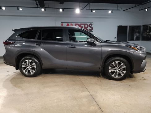 Used 2024 Toyota Highlander XLE image 8
