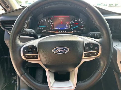 Used 2023 Ford Explorer XLT AWD/4WD image 31