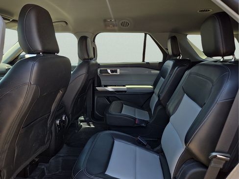 Used 2022 Ford Explorer XLT w/ Equipment Group 202A RWD image 19