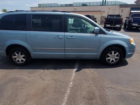 Used 2009 Chrysler Town & Country Touring FWD image 9