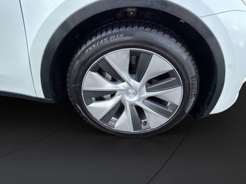 Used 2022 Tesla Model Y Long Range image 24