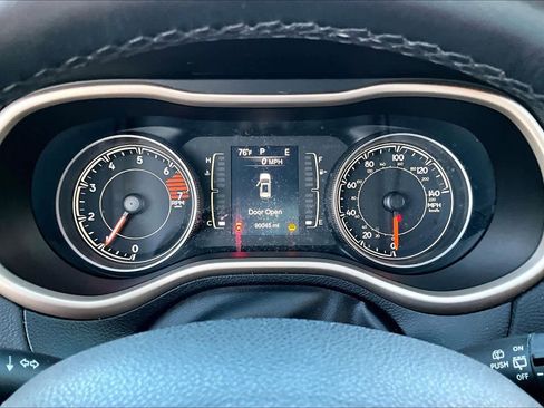 Used 2017 Jeep Cherokee Latitude w/ Safety/Convenience Group image 24