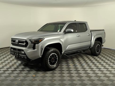 Used 2025 Toyota Tacoma SR5 AWD/4WD image 9