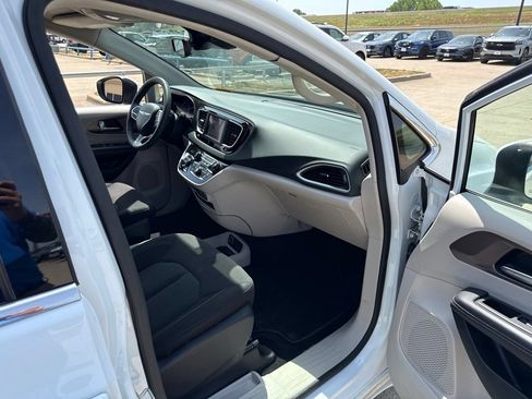 Used 2023 Chrysler Voyager LX FWD image 15