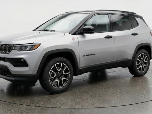 Used 2025 Jeep Compass Trailhawk image 3