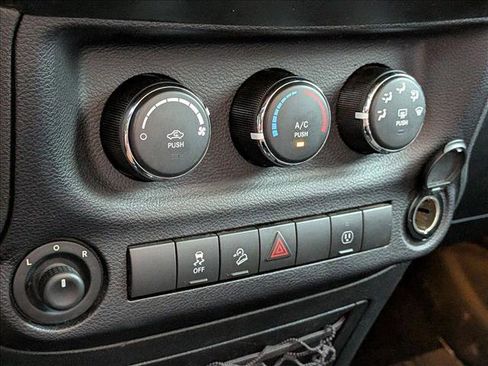 Used 2017 Jeep Wrangler Unlimited Sahara w/ Connectivity Group AWD/4WD image 15