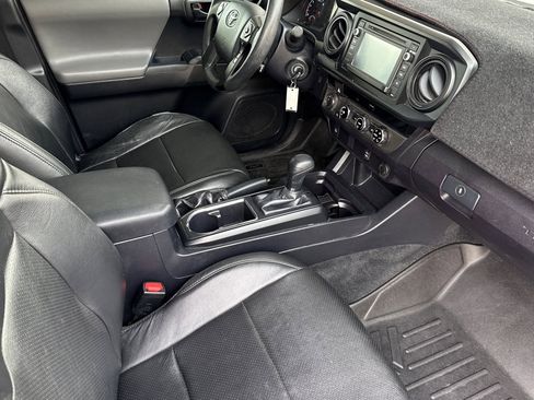 Used 2018 Toyota Tacoma SR image 18