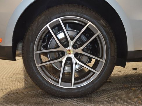 Certified 2025 Porsche Macan image 15