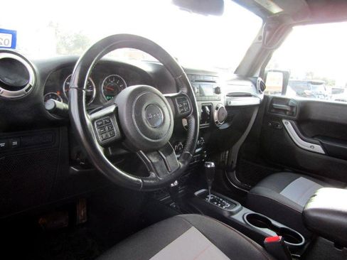 Used 2017 Jeep Wrangler Unlimited Rubicon w/ Connectivity Group AWD/4WD image 13