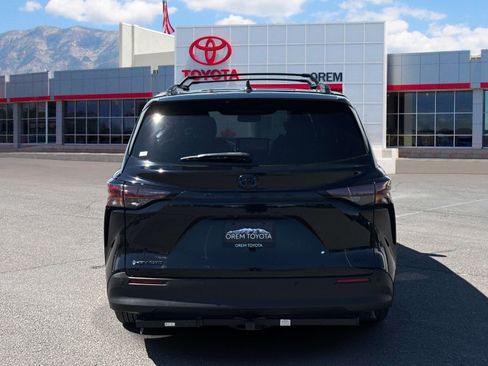 Used 2025 Toyota Sienna XLE Woodland Edition AWD/4WD image 4