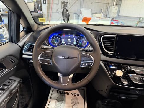 Used 2026 Chrysler Pacifica Select FWD image 8