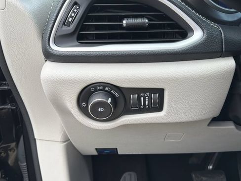 Used 2024 Chrysler Pacifica Limited FWD image 14