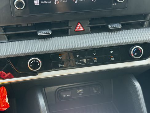 Used 2024 Kia Sportage LX image 23