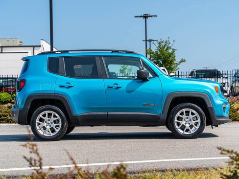 Used 2022 Jeep Renegade Latitude AWD/4WD image 8