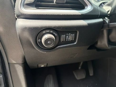 Used 2025 Chrysler Pacifica Limited FWD image 19