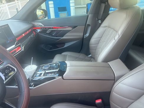 Used 2025 BMW 540i xDrive w/ M Sport Package image 18