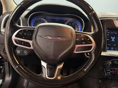 Used 2019 Chrysler 300 Limited AWD/4WD image 12
