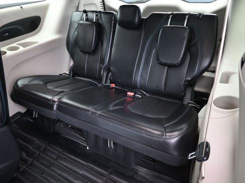 Used 2021 Chrysler Pacifica Touring-L FWD image 39
