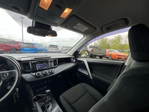 Used 2018 Toyota RAV4 LE FWD image 11