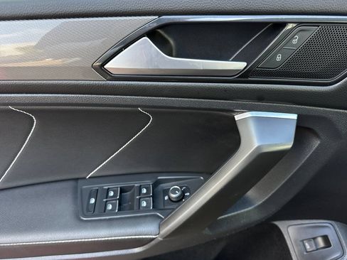 Used 2022 Volkswagen Tiguan SE w/ Panoramic Sunroof Package FWD image 11