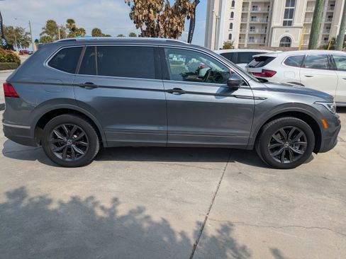Certified 2023 Volkswagen Tiguan SE image 3