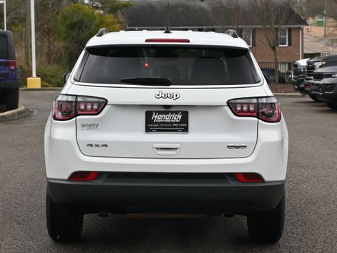 Used 2023 Jeep Compass Latitude image 12