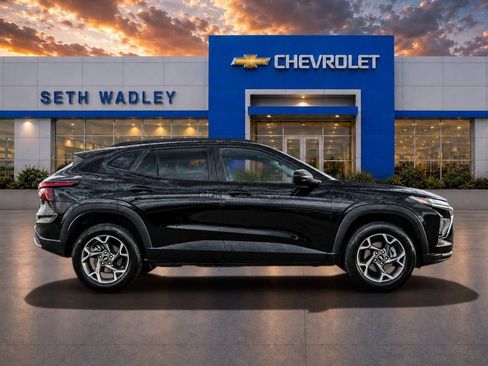 Used 2025 Chevrolet Trax LT FWD image 8