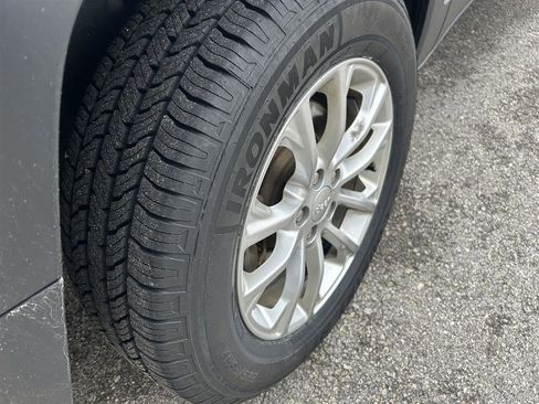 Used 2019 Jeep Cherokee Latitude w/ Cold Weather Group AWD/4WD image 15