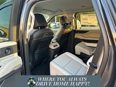 New 2026 Lincoln Navigator Premiere AWD/4WD image 23