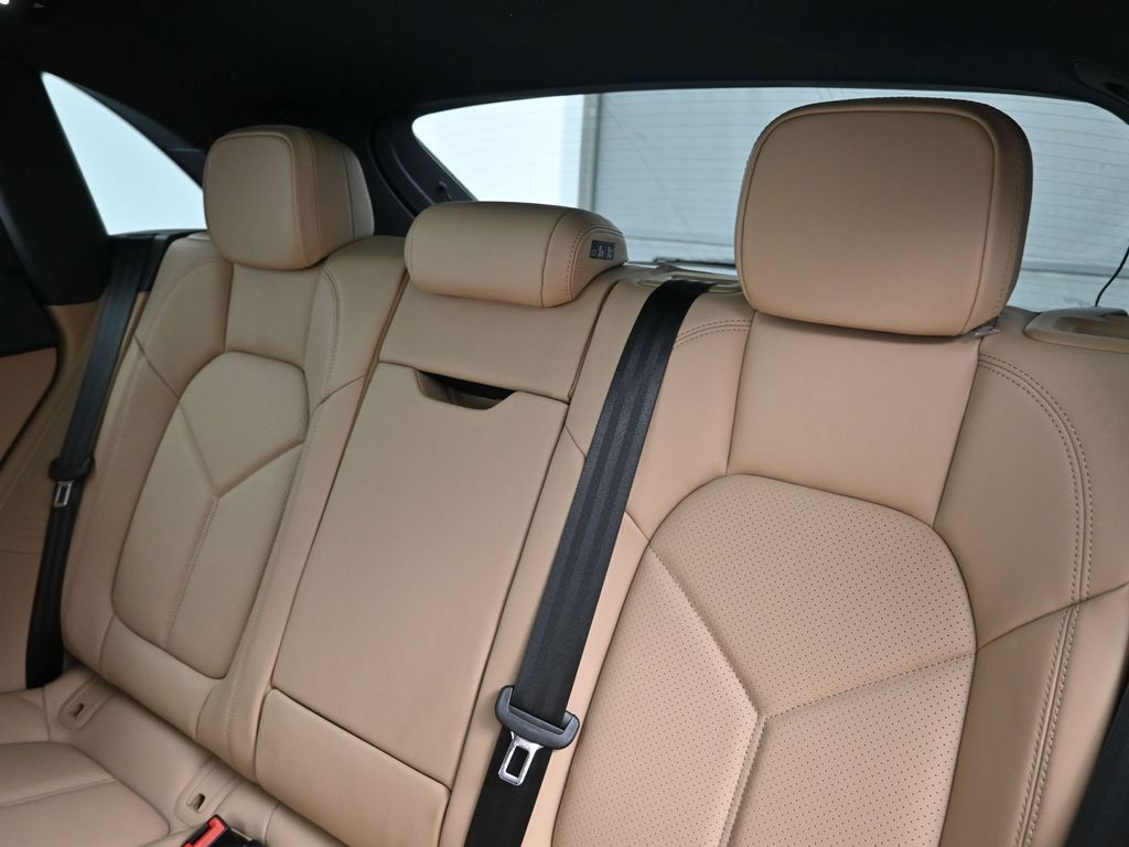 Certified 2026 Porsche Macan AWD/4WD image 6