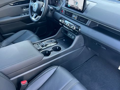 Certified 2025 Honda Pilot Touring image 18