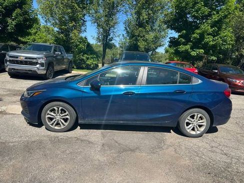 Used 2019 Chevrolet Cruze LT w/ Convenience Package FWD image 2