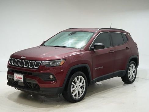 Used 2022 Jeep Compass Latitude image 3
