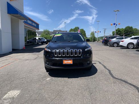 Used 2017 Jeep Cherokee Latitude w/ Cold Weather Group AWD/4WD image 2