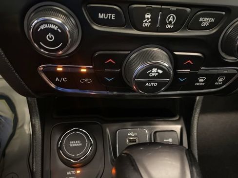 Used 2020 Jeep Cherokee Limited AWD/4WD image 25