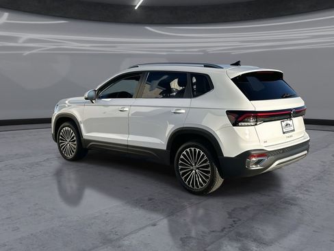 Certified 2025 Volkswagen Taos SE FWD image 4