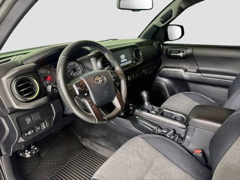 Used 2020 Toyota Tacoma TRD Off-Road w/ Technology Package AWD/4WD image 10