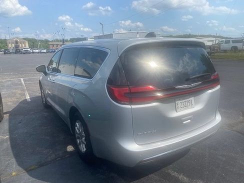 Used 2023 Chrysler Pacifica Touring-L FWD image 6