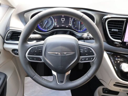 Used 2024 Chrysler Pacifica Touring-L FWD image 14